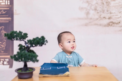 丹阳怀孕肚子中间凹两边凸